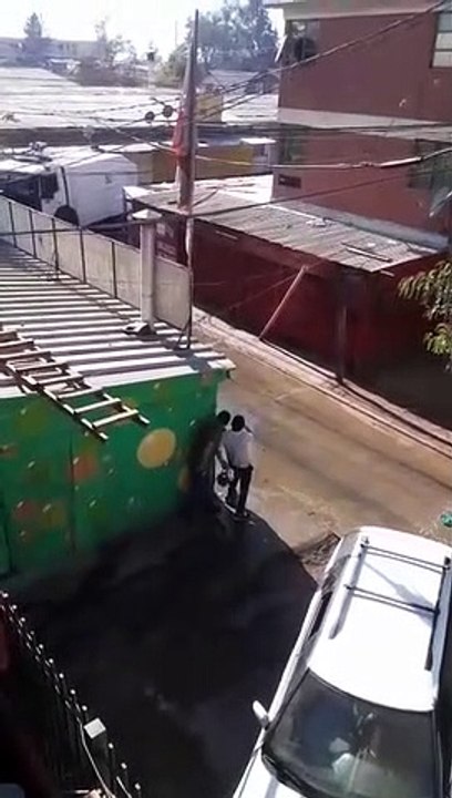 Il nargue la police en montrant ses fesses (Chili)