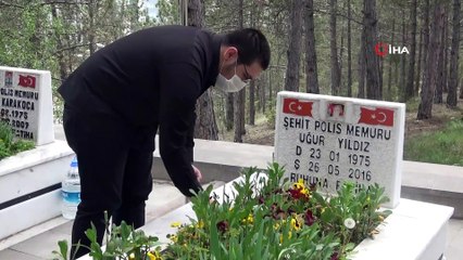 Kısıtlamanın genişletilmesiyle şehit babasının kabrini ziyaret etti