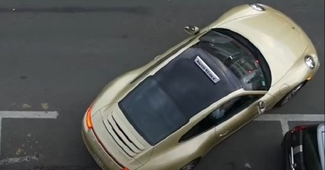 Dans cette publicité, des jeunes passent le permis de conduire... dans une Porsche !