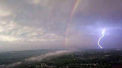 Incroyable : la foudre tombe à côté d'un arc-en-ciel