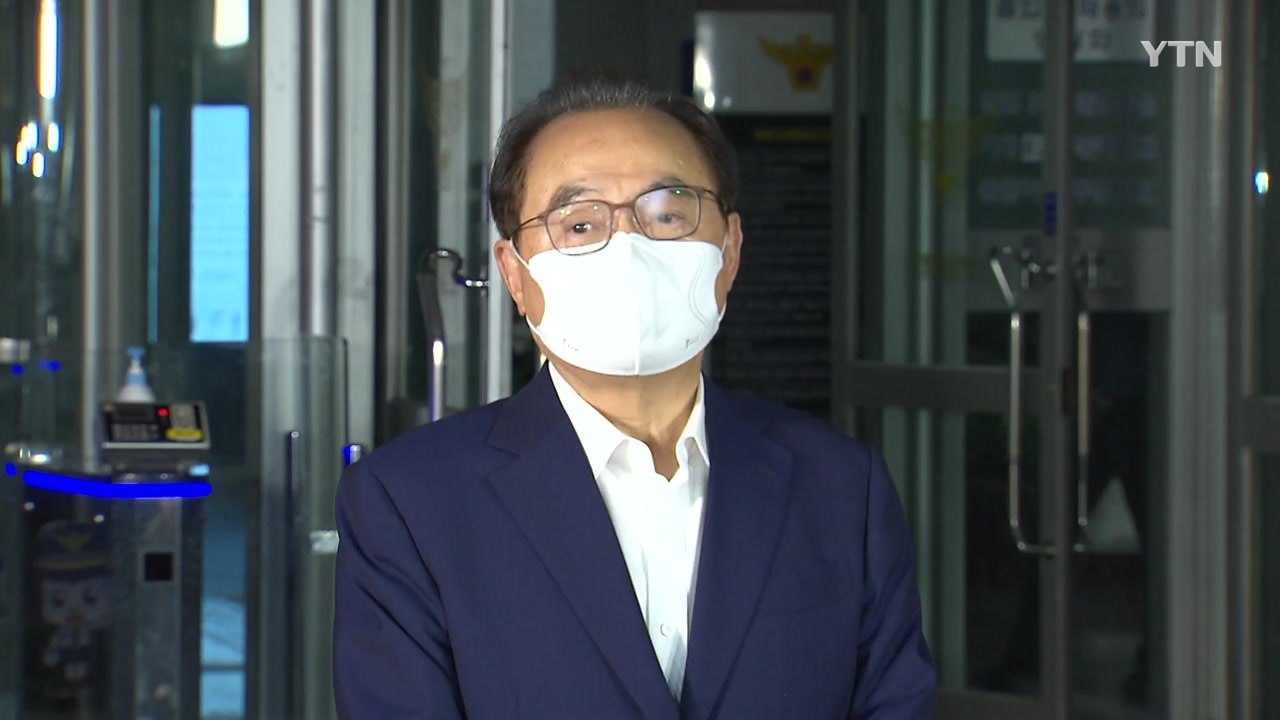 오거돈 전 부산시장 14시간 소환 조사 마치고 귀가 / YTN