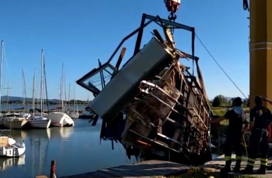 Castiglione del Lago (PG) - Recuperata casetta galleggiante nel Lago Trasimeno (22.05.20)