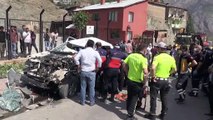 Ekipler araçta sıkışan sürücü için seferber oldu - HAKKARİ