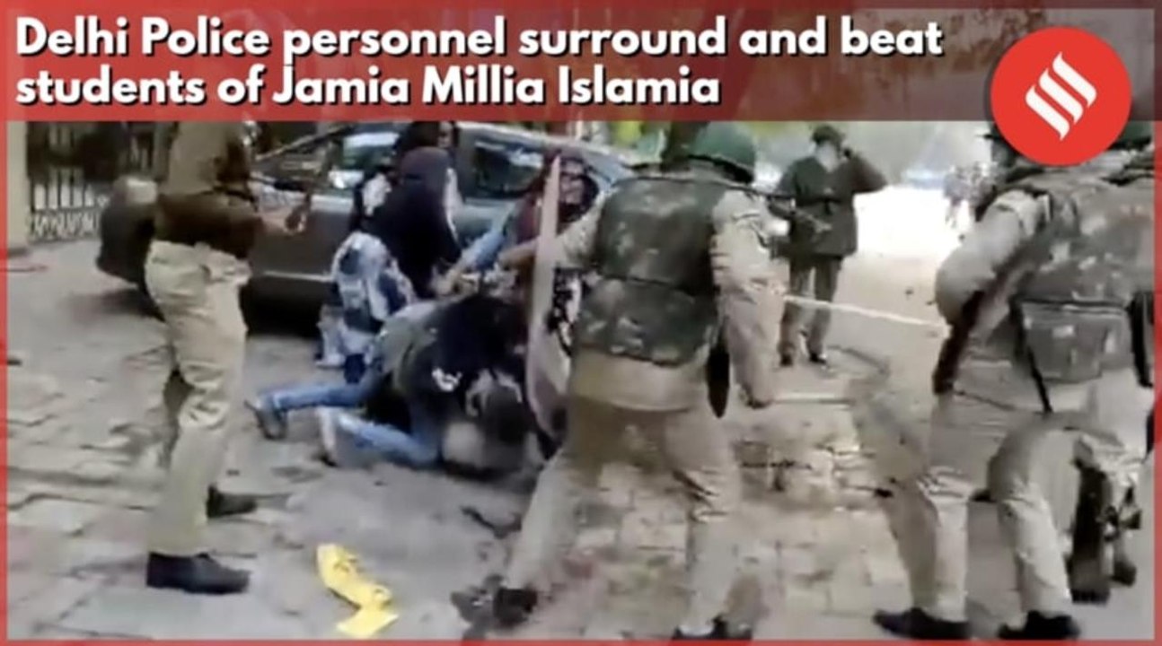 Delhi police personnel surround and beat students of Jamia Millia Islamia