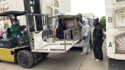 Pocos familiares y breve oración para despedir a víctimas de COVID-19 en Lima