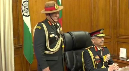 Télécharger la video: General Manoj Mukund Naravane takes charge as Army Chief