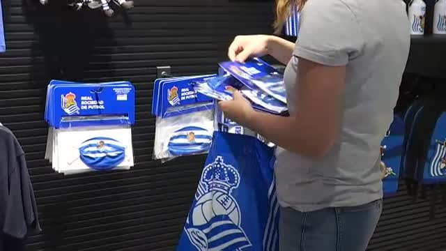 Arrasan las mascarillas 'futboleras'