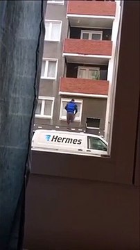 Drôle de façon de livrer un colis quand le client est absent !