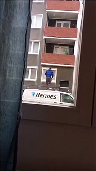 Drôle de façon de livrer un colis quand le client est absent !