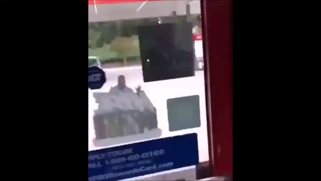 Quand tu mets trop de temps pour payer l’essence à la station service et que ton copilote est pressé