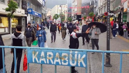 Vatandaşlar soğuk havaya rağmen çarşı ve pazara akın etti
