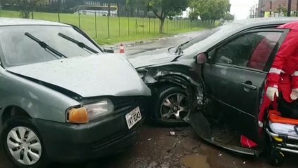 Carros batem no Bairro Alto Alegre e condutora é atendida pelo Siate