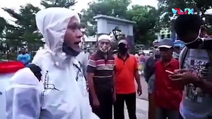 Seorang Berpakaian APD Lengkap Teriak Minta Warga Keluar