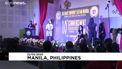 Filipinler'de Covid-19 nedeniyle iptal edilen mezuniyet törenine 'robotlarla çözüm'