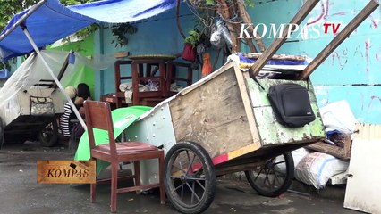 Скачать видео: Pandemi Corona Berdampak Pada Pemulung | Hidup Susah Menantang Corona - BERKAS KOMPAS (Bag1)