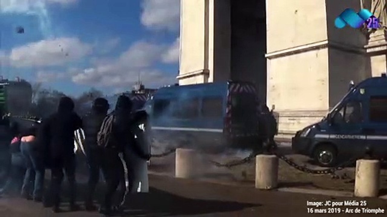 Un pavé lancé par des gendarmes le 16 Mars 2019 à Paris | Acte 18 des Gilets jaunes
