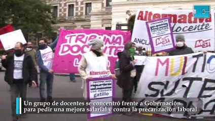 Docentes y trabajadores despedidos se movilizaron por el centro de la Ciudad