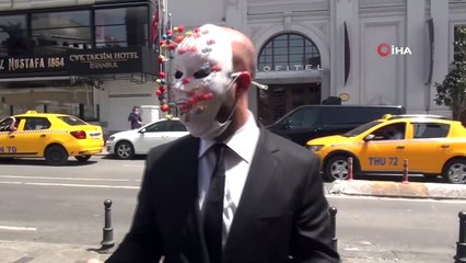 Taksim’de "Virüs Adam"dan İlginç Farkındalık