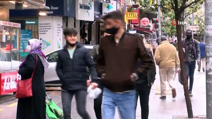 Yağmurlu Hava 20 Yaş Altı Gençlerin Sokağa Çıkmasına Engel Olmadı