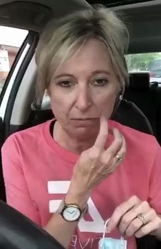 Une femme fond en larmes face à l’obligation de porter un masque pendant 45 minutes