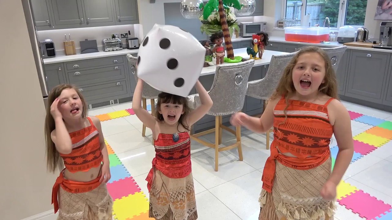 Sophia, Isabella e Alice Brincando de Moana Disney