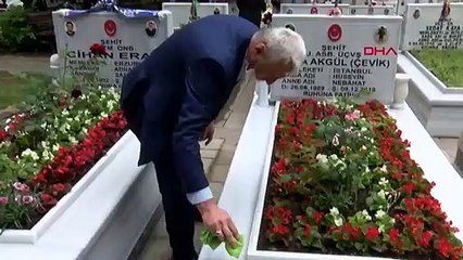 Bayram öncesi mezarlık ziyareti