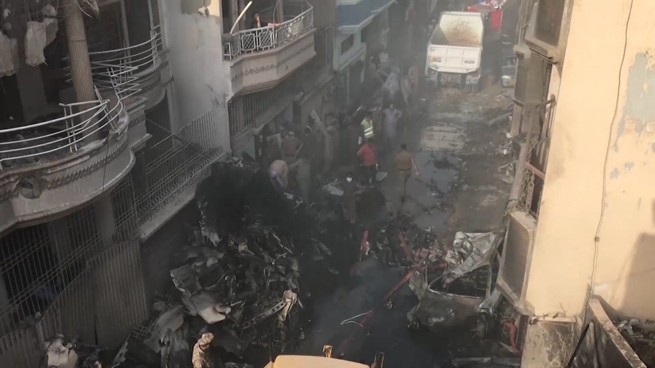 مصرع العشرات في تحطم طائرة ركاب تابعة للخطوط الجوية الباكستانية بكراتشي