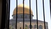 عشرات الفلسطينيين يؤدون صلاة الجمعة الأخيرة من رمضان على أعتاب المسجد الأقصى