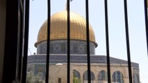 عشرات الفلسطينيين يؤدون صلاة الجمعة الأخيرة من رمضان على أعتاب المسجد الأقصى