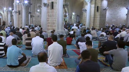 سكان قطاع غزة يؤدون صلاة الجمعة في المساجد لأول مرة منذ شهرين