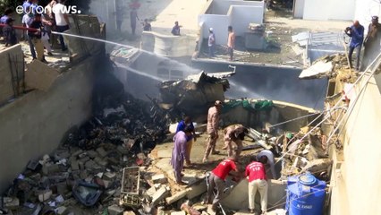 Πακιστάν: Δεκάδες νεκροί και δύο επιζώντες από πτώση αεροσκάφους