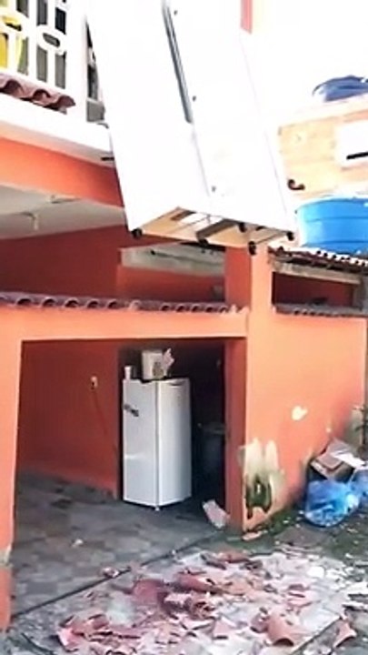 A pior tentativa de sempre para transportar um roupeiro