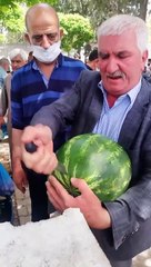 "Karpuz beyaz çıkarsa ülkeyi terk ederim" diyen esnaf karpuzu kesince olanlar oldu