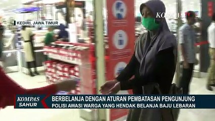Warga di Kediri Tertib Berbelanja Baju Lebaran dengan Protokol Kesehatan