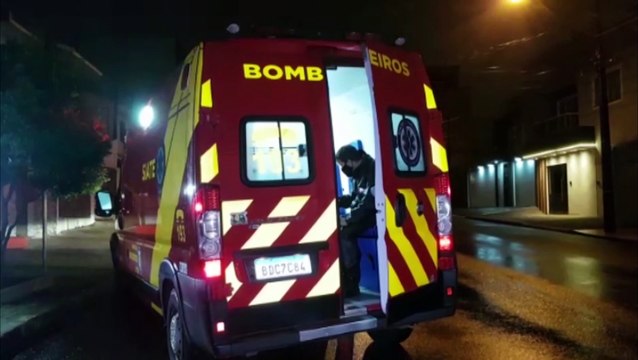 Atropelamento por moto deixa pedestre e motociclista feridos no Centro