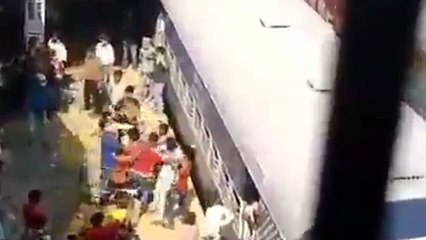 VIDEO: प्रवासी श्रमिकों ने कानपुर सेंट्रल स्टेशन पर लूटे खाने के पैकेट, 30 घंटे से भूखे-प्यासे थे