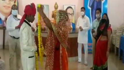 फुटपाथ पर खाना बांटते-बांटते भीख मांगने वाली नीलम से हुआ प्यार, फिर दोनों ने रचाई शादी