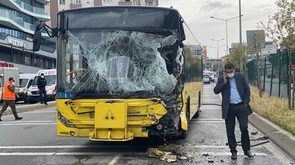 Download Video: İETT otobüsü, yol kenarında sulama yapan tankere çarptı.