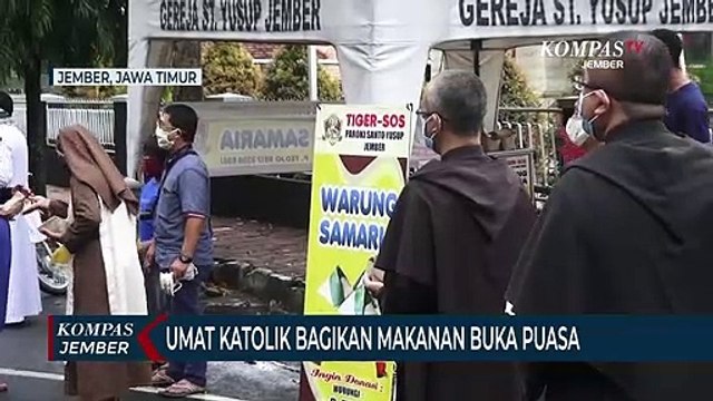 Umat Katolik Bagikan Makanan Buka Puasa ke Warga Muslim