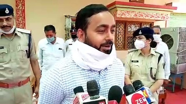 बेटी का जन्मदिन मनाने पहुंचे कलेक्टर और एसपी