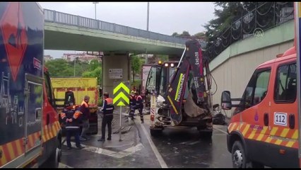 Ayvansaray'da bariyerlere çarpan tır yolu kapattı - İSTANBUL