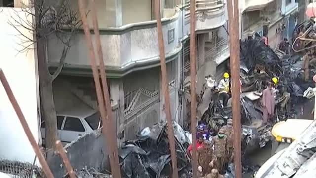 Al menos dos supervivientes y 97 muertos en el accidente del A320 en Pakistán