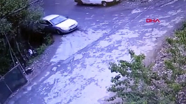 Sarıyer'de dere yatağına düşen otomobilden burunları bile kanamadan kurtuldular