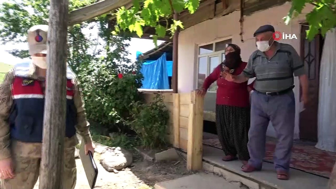 - Mehmetçik'ten bayram öncesi  vefa hizmeti- Elazığ'da Vefa Sosyal Destek Grubu'nda yer alan köyler ile kırsal mahallelere giden jandarma ekipleri, bayram öncesi maaşları evlere ulaştırdı, çocuklara ise bayram hediyeleri verdi