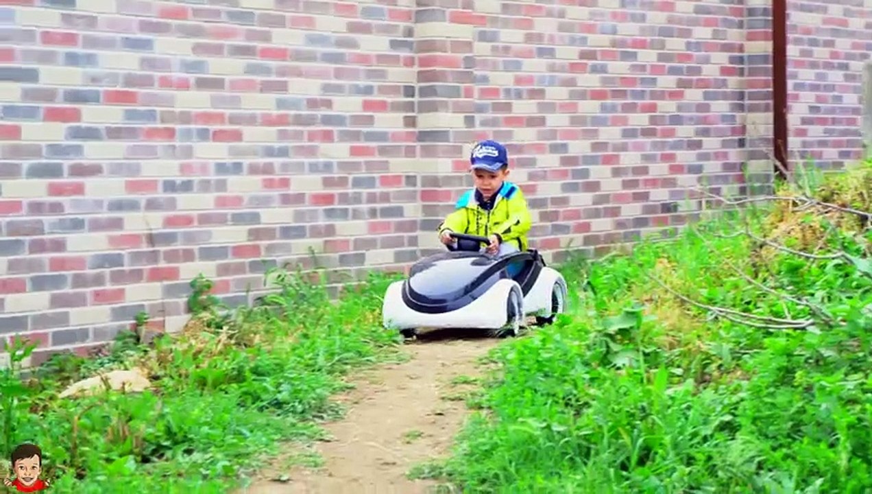 Car Stuck in the mud Tema towing car and ride on toy cars