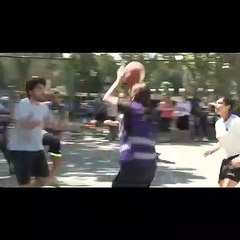 MICHAEL JORDAN SE 'MOFA' DEL ESTILO DE PABLO IGLESIAS JUGANDO AL BALONCESTO