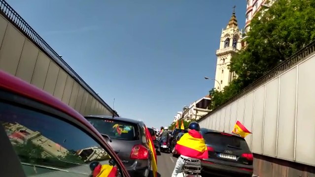 Manifestantes llegan a la marcha convocada por la ultraderecha