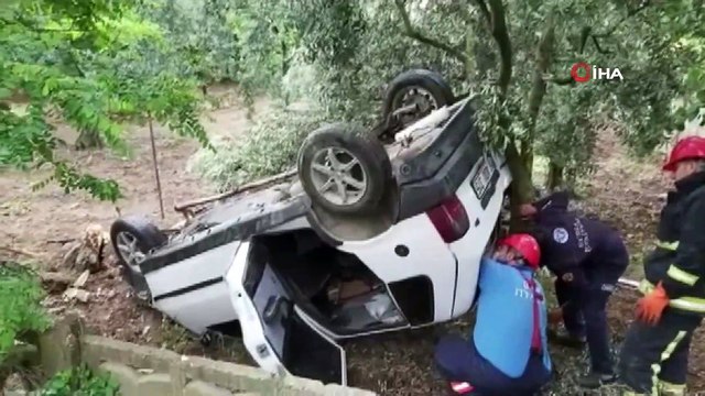 Direksiyon hakimiyetini kaybeden sürücü evin bahçesine daldı