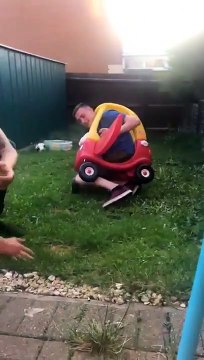 Ce papa se retrouve coincé dans une voiturette pour enfant...