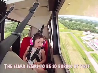 Ce pilote emmène sa fille dans son avion et fait des loopings... Réaction adorable